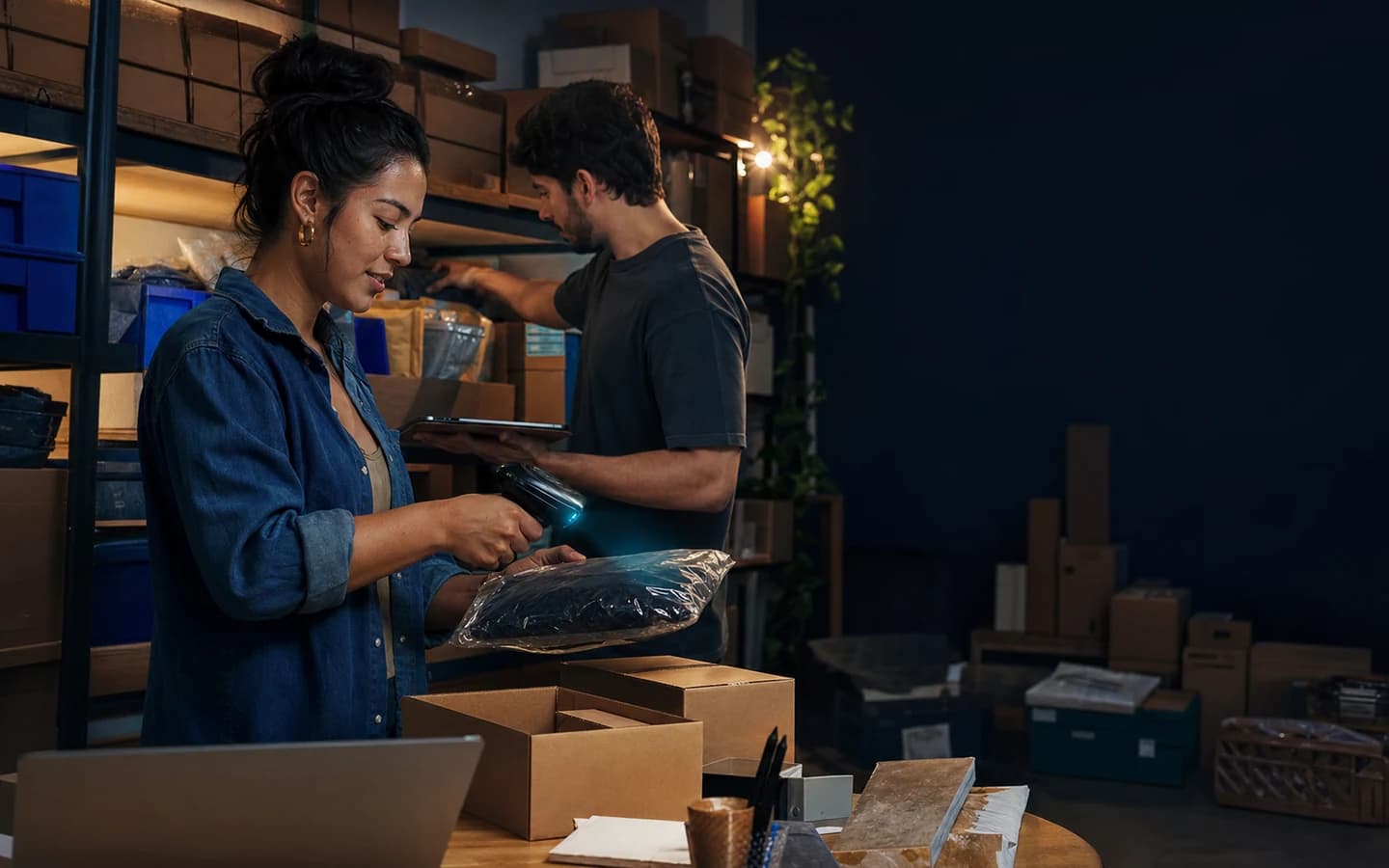Equipo ecommerce escaneando inventario y preparando pedidos en una bodega compacta